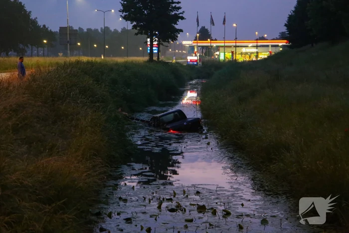 Persoon gered uit te water geraakte auto