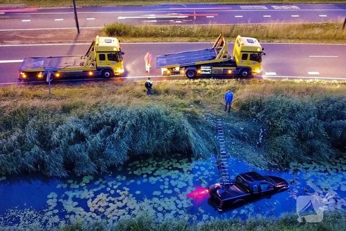 Persoon gered uit te water geraakte auto