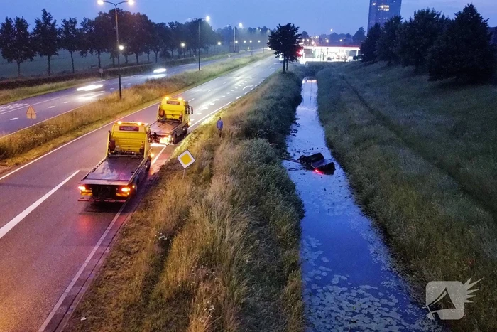 Persoon gered uit te water geraakte auto