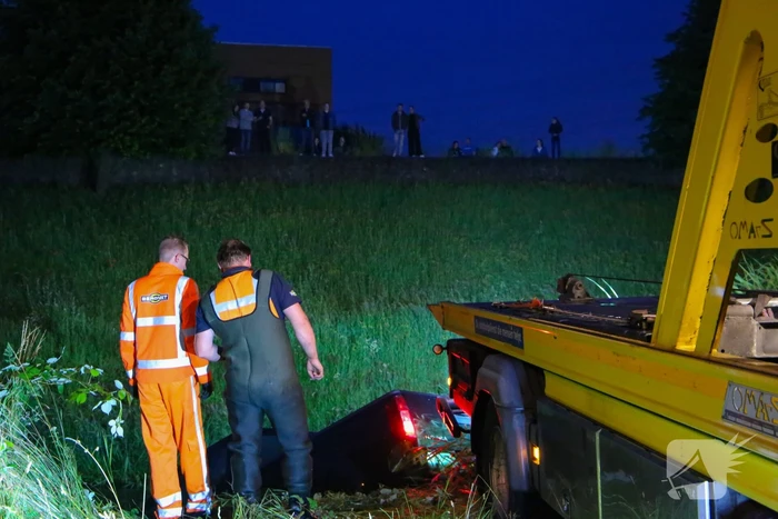 Persoon gered uit te water geraakte auto