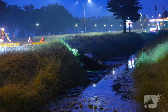 Persoon gered uit te water geraakte auto