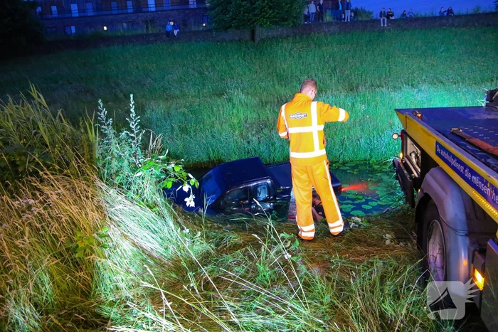 Persoon gered uit te water geraakte auto