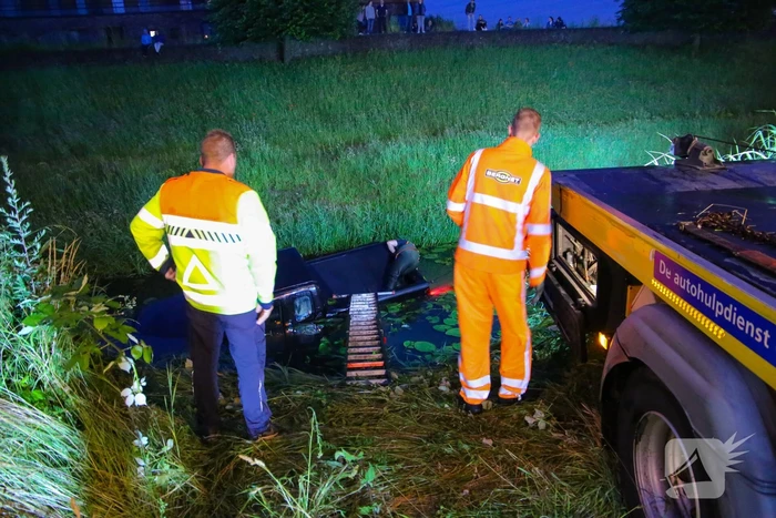Persoon gered uit te water geraakte auto