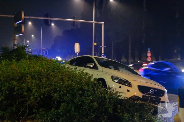 Bestuurder verliest macht over het stuur en belandt met auto in struiken