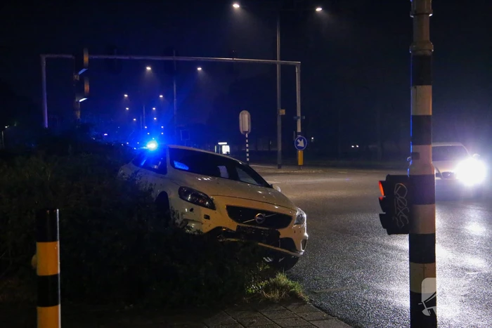 Bestuurder verliest macht over het stuur en belandt met auto in struiken