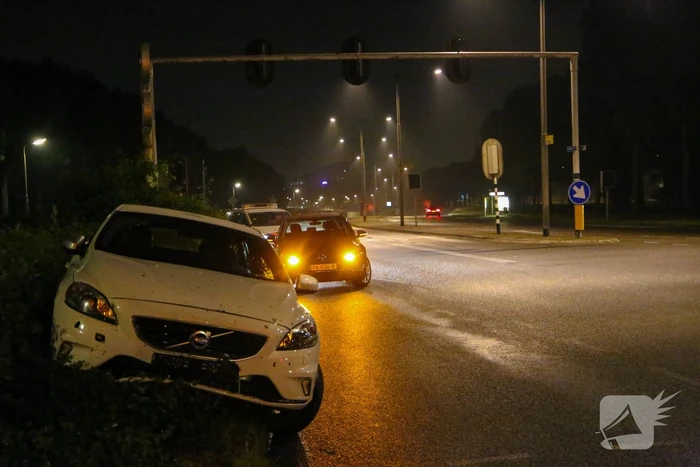 Bestuurder verliest macht over het stuur en belandt met auto in struiken