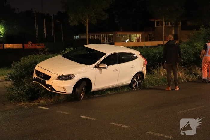Bestuurder verliest macht over het stuur en belandt met auto in struiken
