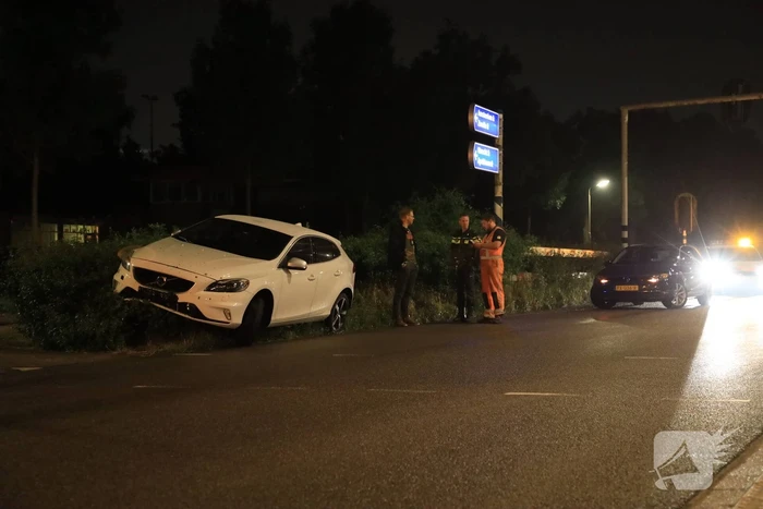 Bestuurder verliest macht over het stuur en belandt met auto in struiken