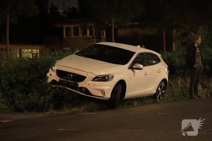 Bestuurder verliest macht over het stuur en belandt met auto in struiken