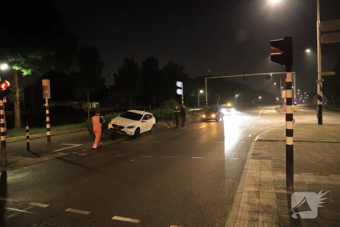 Bestuurder verliest macht over het stuur en belandt met auto in struiken