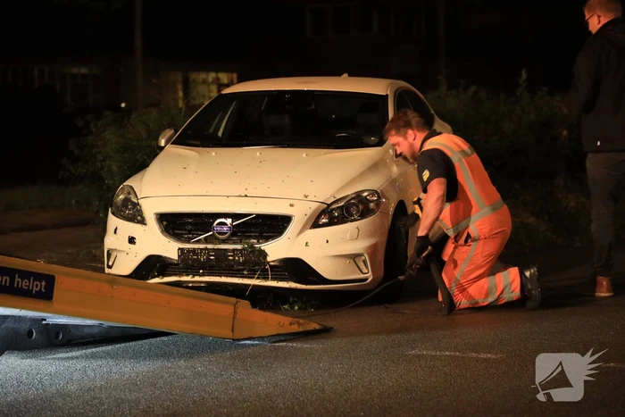Bestuurder verliest macht over het stuur en belandt met auto in struiken