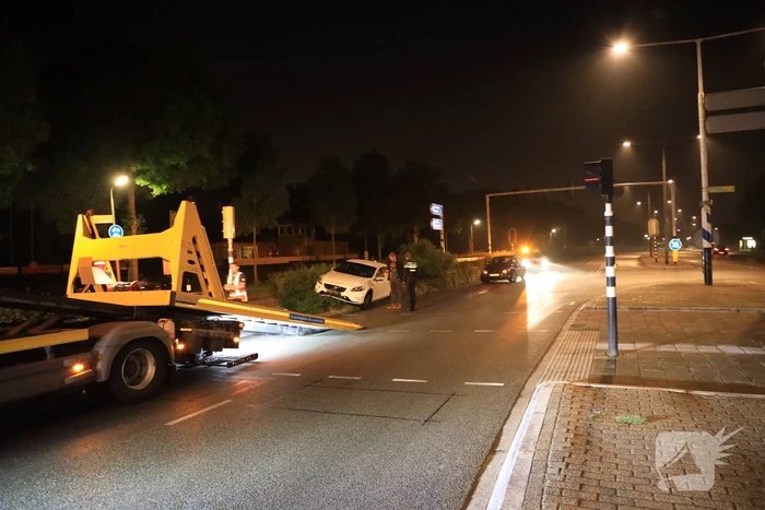 Bestuurder verliest macht over het stuur en belandt met auto in struiken