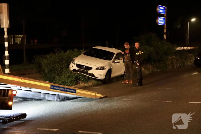 Bestuurder verliest macht over het stuur en belandt met auto in struiken