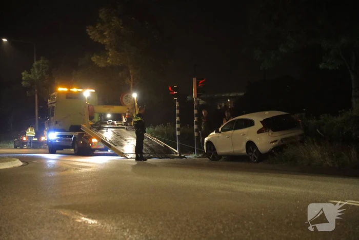 Bestuurder verliest macht over het stuur en belandt met auto in struiken