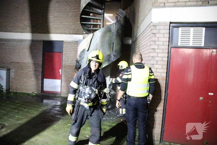 Brandweer blust brandende scooter