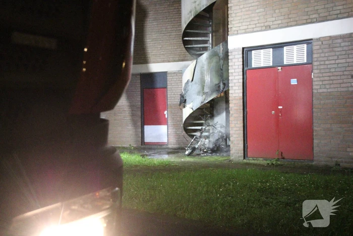 Brandweer blust brandende scooter