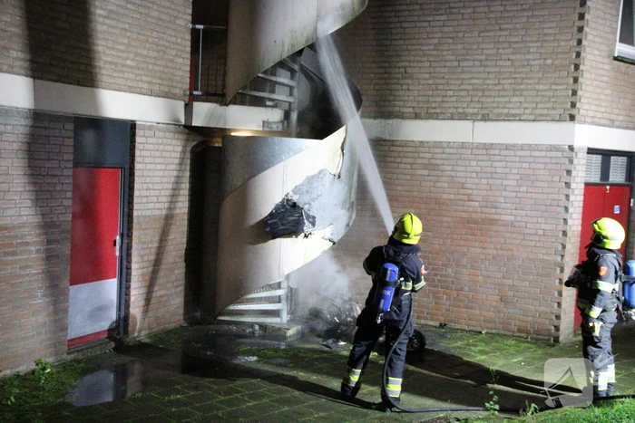 Brandweer blust brandende scooter