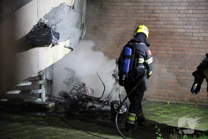 Brandweer blust brandende scooter