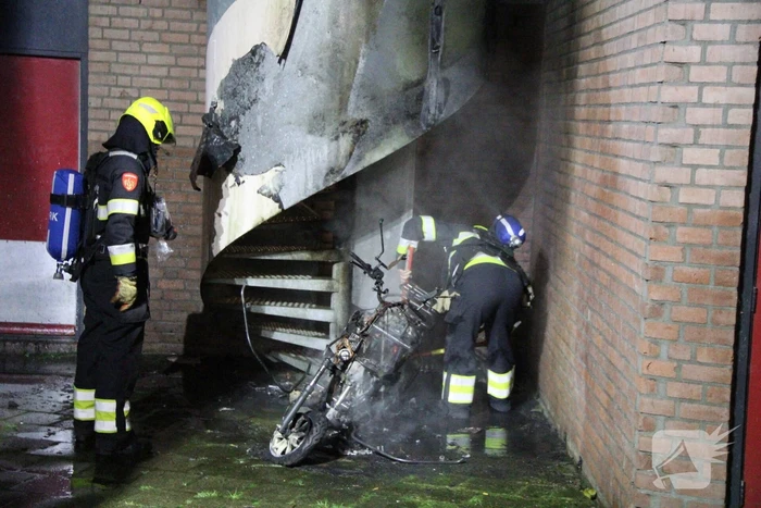 Brandweer blust brandende scooter