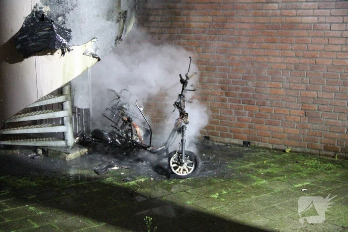 Brandweer blust brandende scooter