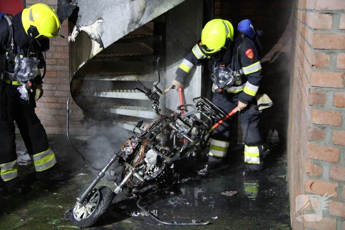 Brandweer blust brandende scooter