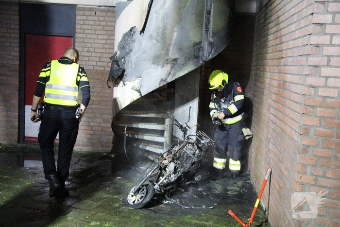 Brandweer blust brandende scooter