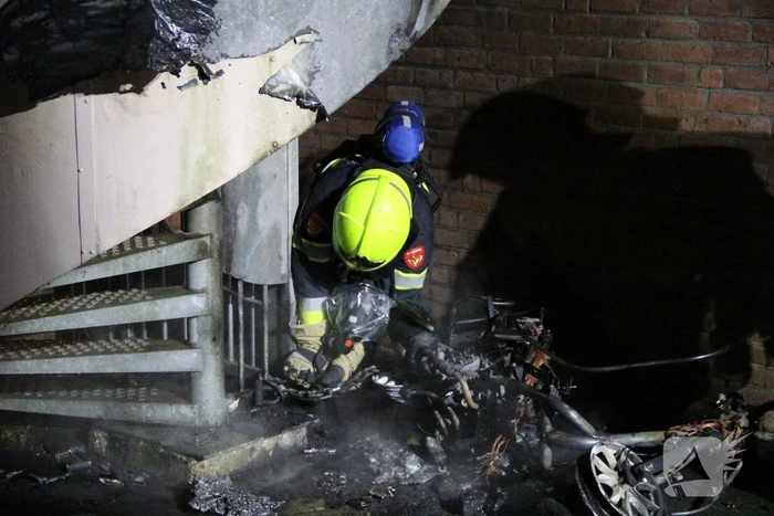 Brandweer blust brandende scooter