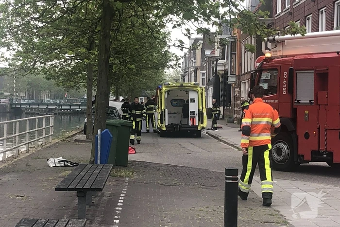 Zoektocht naar persoon in stadsgracht