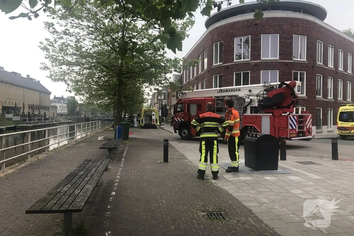 Zoektocht naar persoon in stadsgracht