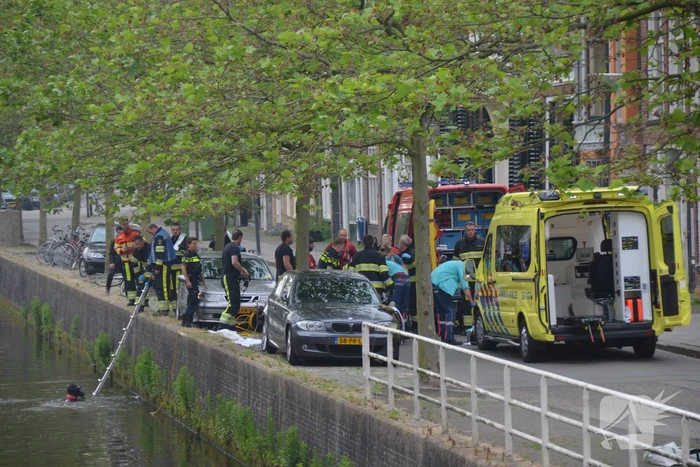 Zoektocht naar persoon in stadsgracht