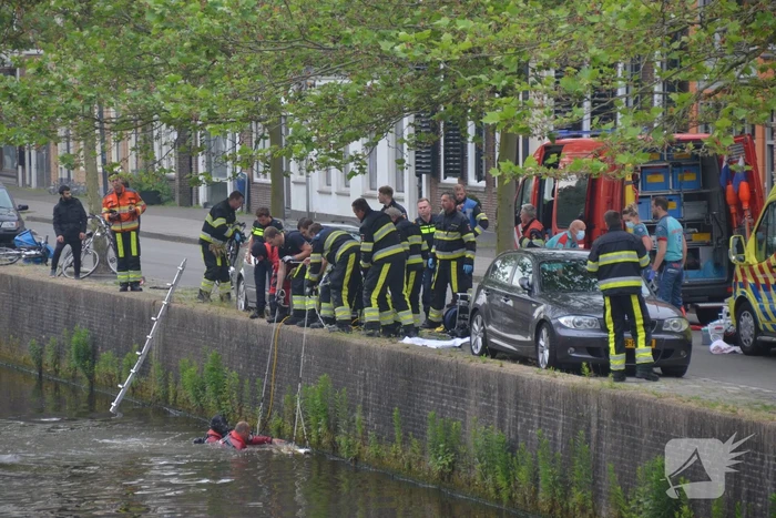 Zoektocht naar persoon in stadsgracht