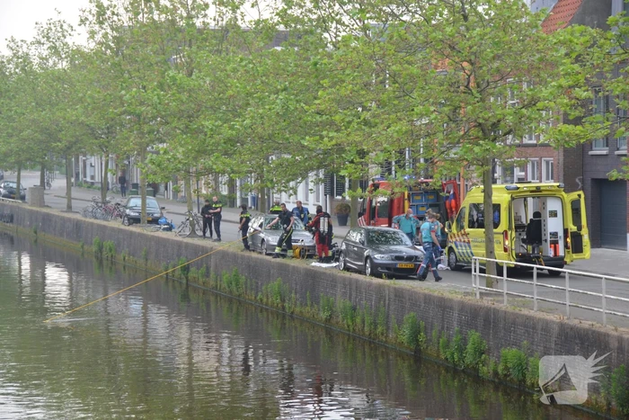 Zoektocht naar persoon in stadsgracht