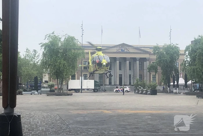 Zoektocht naar persoon in stadsgracht