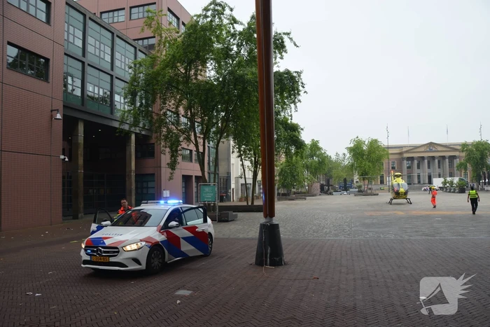 Zoektocht naar persoon in stadsgracht