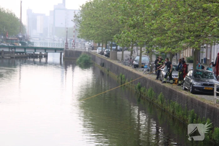 Zoektocht naar persoon in stadsgracht