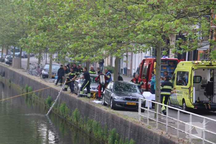 Zoektocht naar persoon in stadsgracht