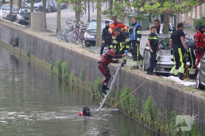 Zoektocht naar persoon in stadsgracht