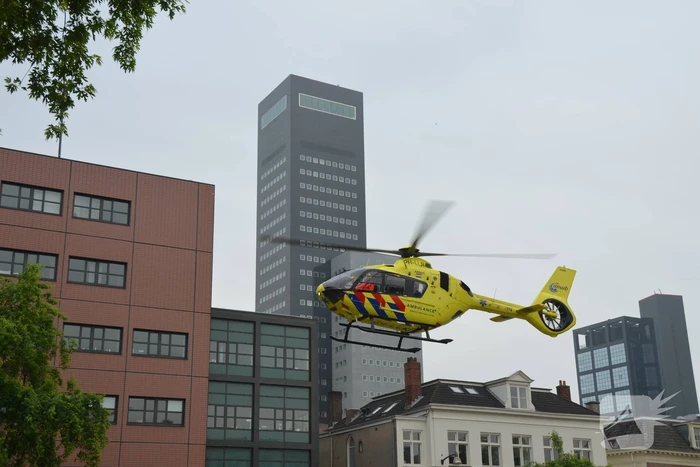 Zoektocht naar persoon in stadsgracht