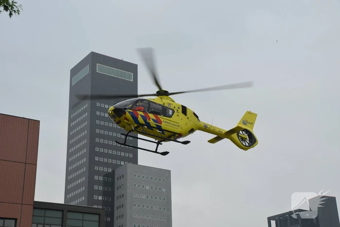 Zoektocht naar persoon in stadsgracht