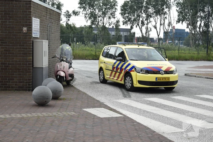 Scooterrijdster onderuit bij ongeval