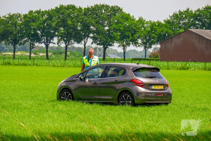 Auto slaat over de kop en belandt in weiland
