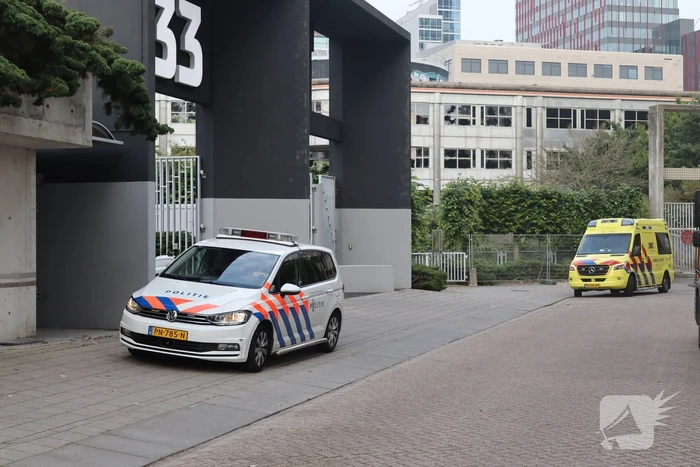 Man vast in hekwerk terrein kantoorgebouw