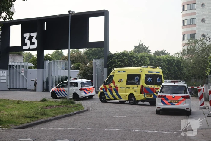 Man vast in hekwerk terrein kantoorgebouw