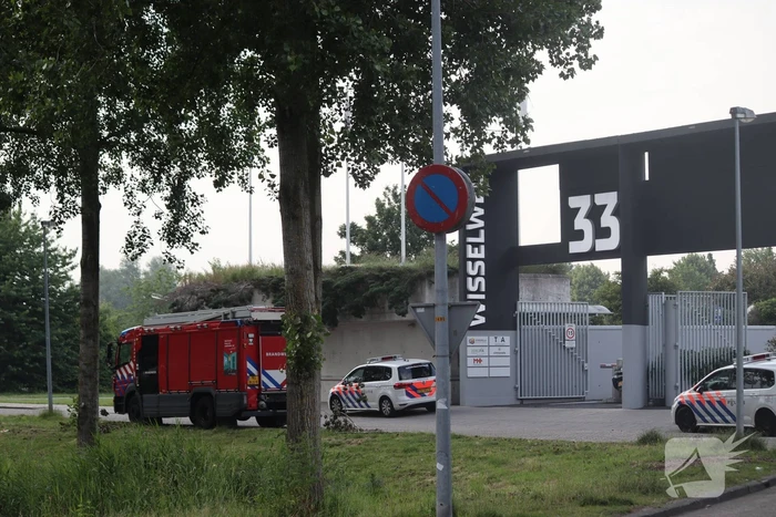 Man vast in hekwerk terrein kantoorgebouw