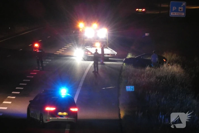 Bestuurder verliest macht over het stuur en belandt met auto in sloot