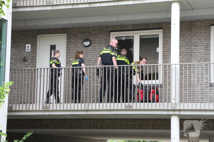 Omwonenden verontrust, politie slaat raam in