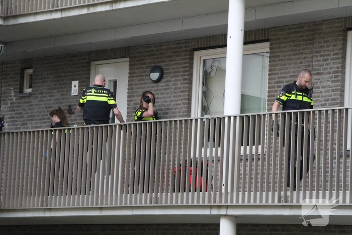 Omwonenden verontrust, politie slaat raam in