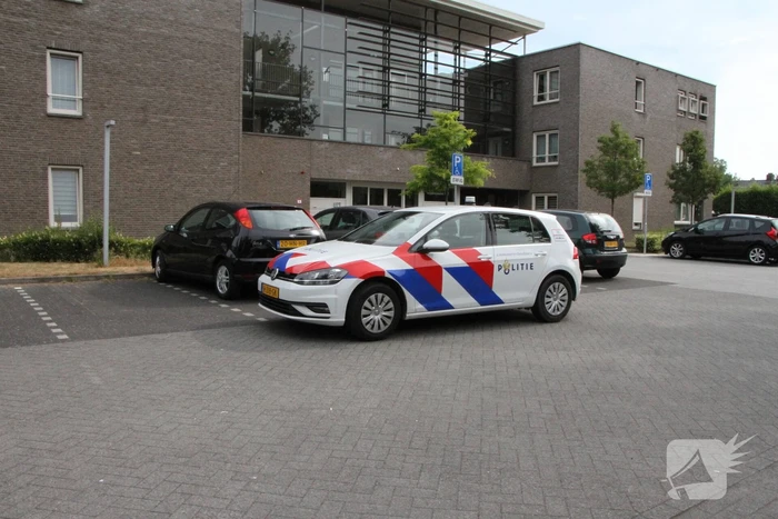 Omwonenden verontrust, politie slaat raam in