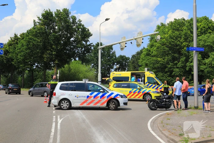 Motorrijder ernstig gewond automobilist rijdt door