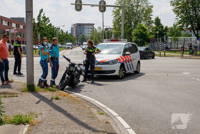 Motorrijder ernstig gewond automobilist rijdt door